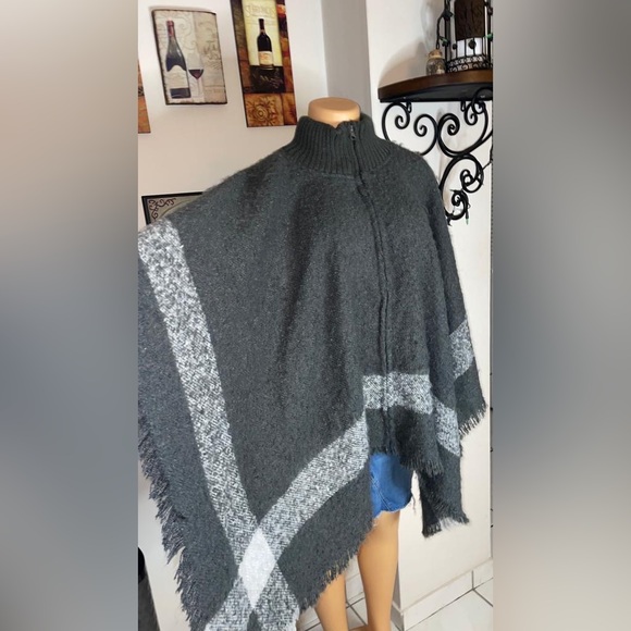 EUC Gray poncho Cape with zipper, great for chilly weather turtleneck ONE SIZE - Picture 3 of 16